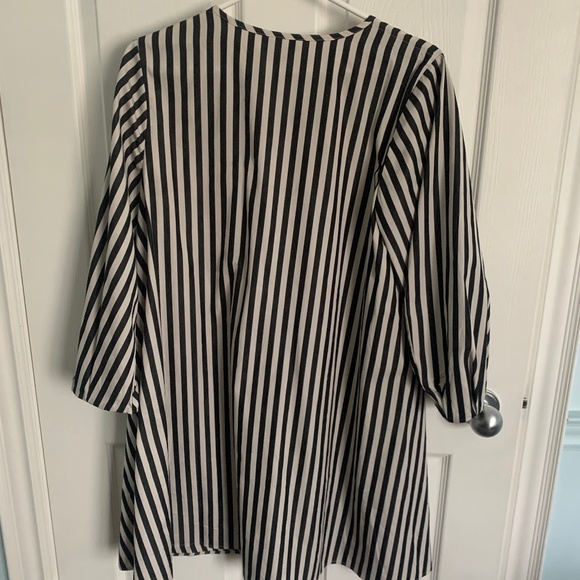 Banana Republic Black and Cream Striped Top or Dress -Size Small - Picture 1 of 3